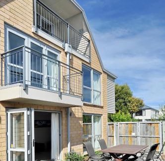 Riccarton House | Regents 94B - Christchurch Holiday Homes