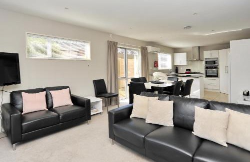 Riccarton House | Regents 94B - Christchurch Holiday Homes