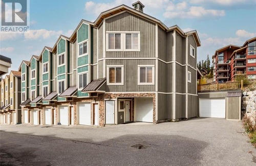 Big White Ski Resort House | Reggies Ski in Ski out