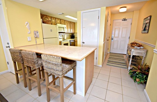 Gulf Shores Condo | Relax and Catch a couple fish! Drop all your worries it's vacation time. 🕮🏖️