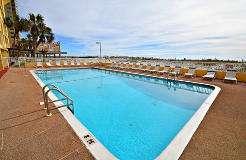 Gulf Shores Condo | Relax and Catch a couple fish! Drop all your worries it's vacation time. 🕮🏖️