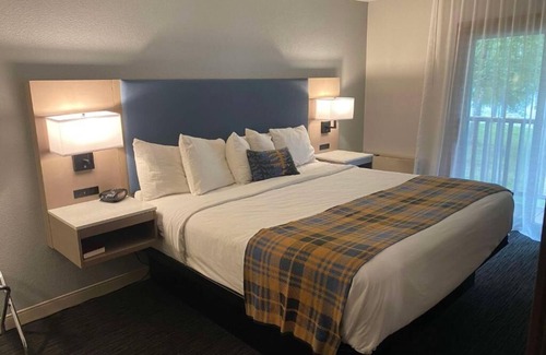 Wasilla Hotel | Relax and Recharge in Lakeside Serenity | Pet-Friendly