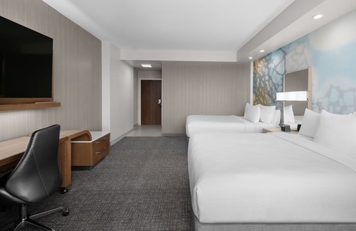 Clearwater Beach Hotel | Relax and Unwind! 2 Great Units, Outdoor Pool, On-Site Restaurant and Bar