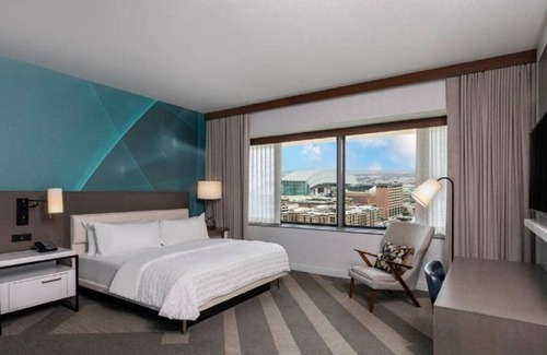 Downtown Houston Hotel | Relax and Unwind! 2 Pet-friendly Units, Near Houston Arboretum and Nature Center