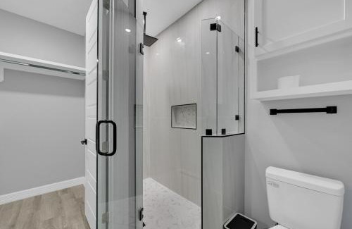 Pharr House | Relax and Unwind in this Modern Spacious Townhome