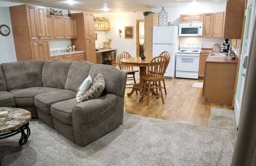 Sidney House | Relax At The Quiet Deer Tracks Lodge Where the Deer Roam & The Birds Sing