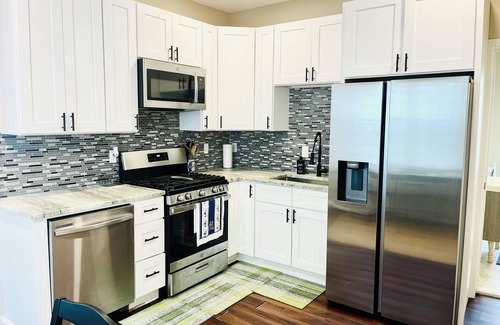 Hamtramck House | Relax & Cook - Full Kitchen Apt in Hamtramck