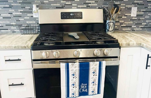 Hamtramck House | Relax & Cook - Full Kitchen Apt in Hamtramck