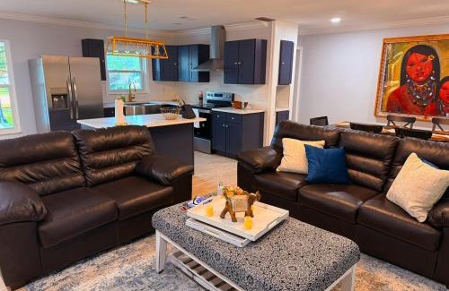 Berkeley Manor House | Relax & Explore Gulf Coast Modern Stay