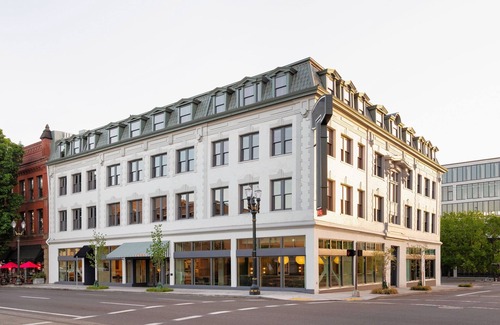 Buckman Neighborhood Apartment | Relax in a Grand King Room with Free Wi-fi, Near Powell's Books