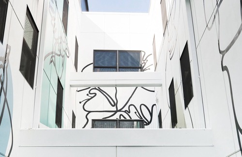 Buckman Neighborhood Apartment | Relax in a Grand King Room with Free Wi-fi, Near Powell's Books