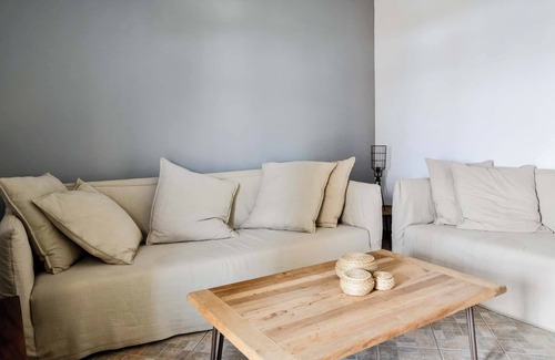 Gavrio House | Relax in Style at the Grand Villa –few Steps from St. Peter’s Beach, Andros