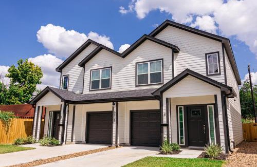 Southeast Houston House | Relax in Style - Open-Plan 3BR Lounge near NRG Stadium, Downtown, Medical Center, Private Backyard