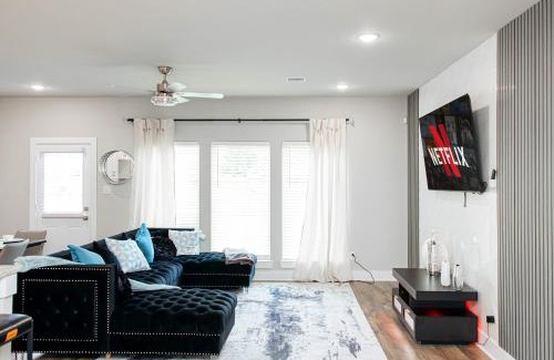 Southeast Houston House | Relax in Style - Open-Plan 3BR Lounge near NRG Stadium, Downtown, Medical Center, Private Backyard