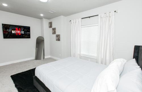 Southeast Houston House | Relax in Style - Open-Plan 3BR Lounge near NRG Stadium, Downtown, Medical Center, Private Backyard