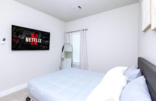 Southeast Houston House | Relax in Style - Open-Plan 3BR Lounge near NRG Stadium, Downtown, Medical Center, Private Backyard