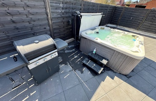 Neuborger House | Relax in the pool, whirlpool, sauna or wood-fired hot tub.