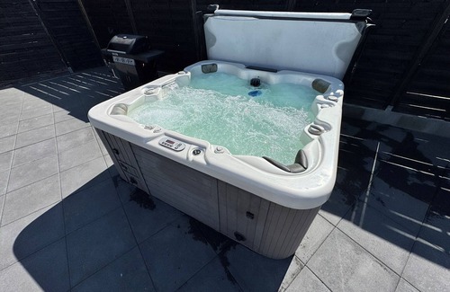 Neuborger House | Relax in the pool, whirlpool, sauna or wood-fired hot tub.