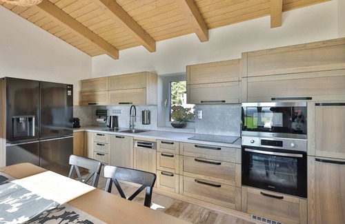 Zernov Villa | Relax in the Shire - private interior pool/sauna/jacuzzi/view