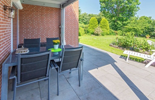 Dornumergrode Apartment | Relax in the wheelchair-friendly Huus op de Wurf in Dornumergrode