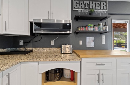 Castle Rock House | Relax & Unwind: Hot Tub/Pool, King Beds, Steam Shower, Sleeps 8, Great Location!