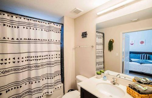 Fort Myers Apartment | Relaxed King bed with Full kitchen & Pool #1614