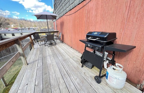 Cross Lanes Apartment | Relaxing 3-bedroom apartment with WiFi, AC in Crosslanes.