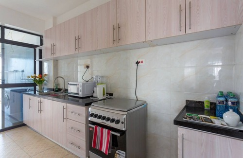 Kilimani Apartment | Relaxing 3 bedrooms with king bed and free parking located 5 min from a mall