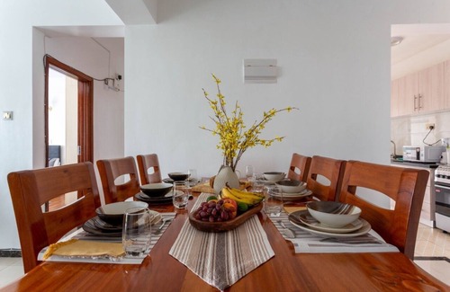 Kilimani Apartment | Relaxing 3 bedrooms with king bed and free parking located 5 min from a mall