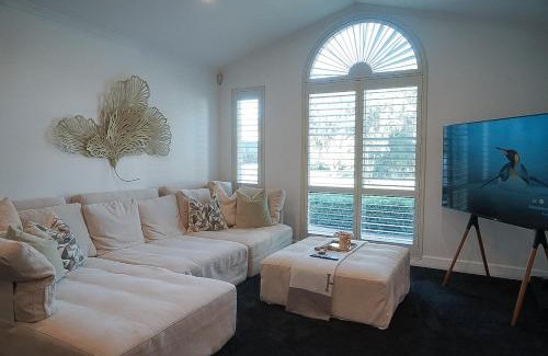 Beaumont Hills House | Relaxing 4BR House Enjoy Spa, Sauna , Private Garden