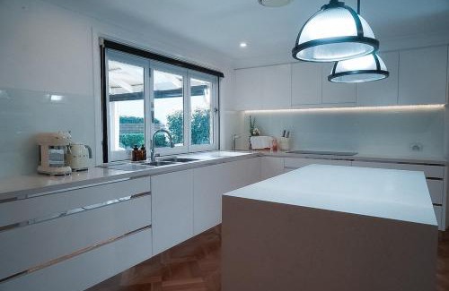 Beaumont Hills House | Relaxing 4BR House Enjoy Spa, Sauna , Private Garden
