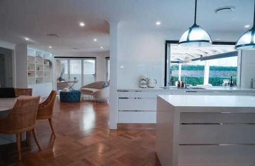 Beaumont Hills House | Relaxing 4BR House Enjoy Spa, Sauna , Private Garden