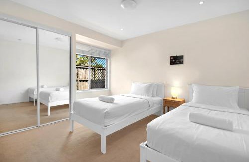 Robina House | Relaxing 4BR Robina Escape with Parking & Pool