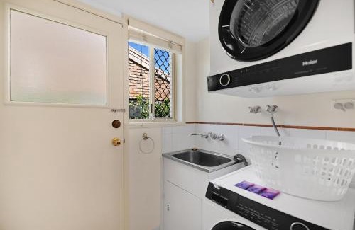 Robina House | Relaxing 4BR Robina Escape with Parking & Pool