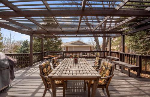 Coyote Gulch House | Relaxing Escape + Large Deck - 12 Min to Red Rocks