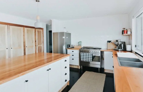 Macmasters Beach House | Relaxing family home walk to beach