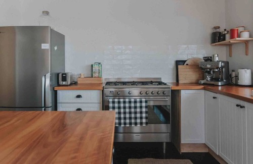 Macmasters Beach House | Relaxing family home walk to beach