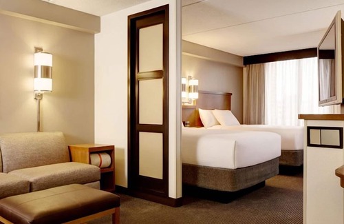Austin Hotel | Relaxing Getaway! Swimming Pool, FREE Parking, Near LBJ Presidential Library!