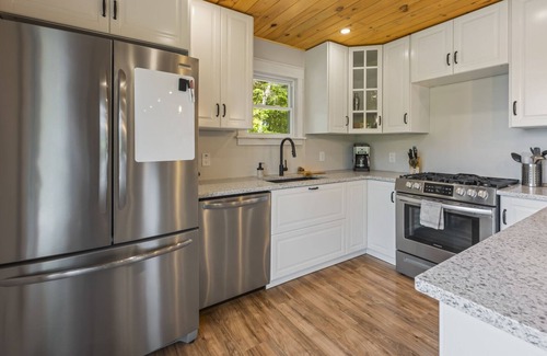 Seeleys Bay Cottage | Relaxing Hidden Bay Cottage just 5 minutes from Seeleys Bay on the Rideau Canal