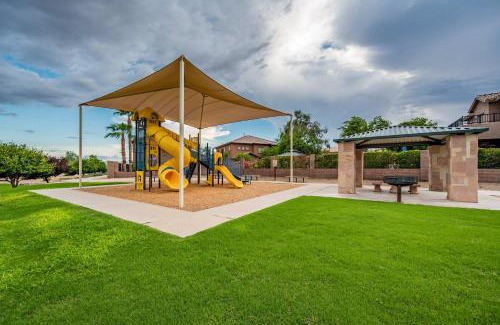 Orchards House | Relaxing Home with Pool BBQ & Game Room in Surprise