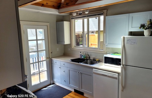 Jamestown Cottage | Relaxing Island Cottage nPrivate setting close to water. November special rates