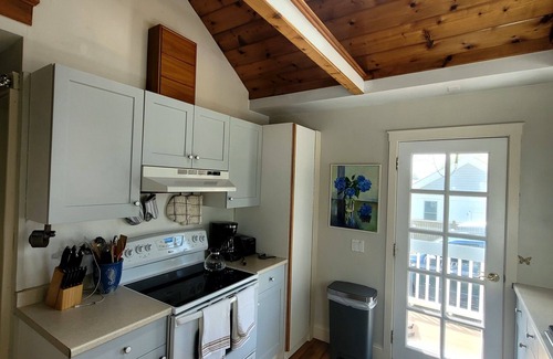 Jamestown Cottage | Relaxing Island Cottage nPrivate setting close to water. November special rates