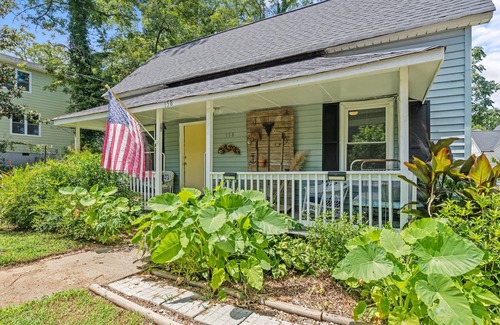 Greenville House | ✨ Relaxing Retreat 🏡 Easy 1 Mile Walk Downtown, Fenced in Yard!✨
