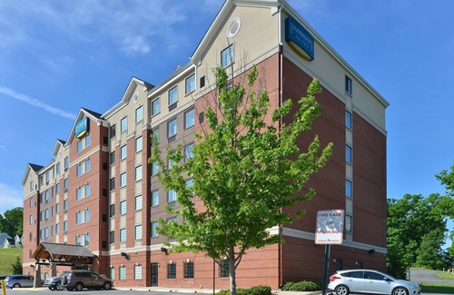 Aquia Harbour Condo | Relaxing Retreat in Stafford! Shared Indoor Pool + FREE Breakfast