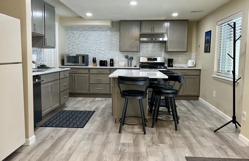 The Pinery Apartment | Relaxing Retreat with Full Kitchen, King bed, W/D & wildlife