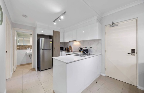 Rockingham Apartment | Relaxing Rockingham 2BR | Balcony & Parking