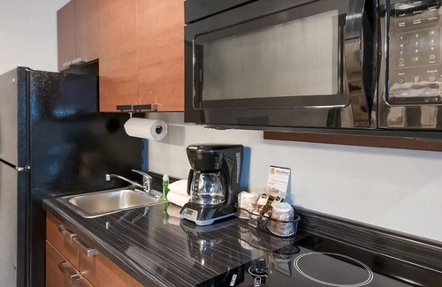 Bozeman Hotel | Relaxing Room Retreat Perfect for Your Green Mountain Escape | Free Parking