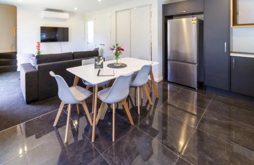 Riccarton Apartment | Relaxing stay across from Westfield mall Sleeps 6