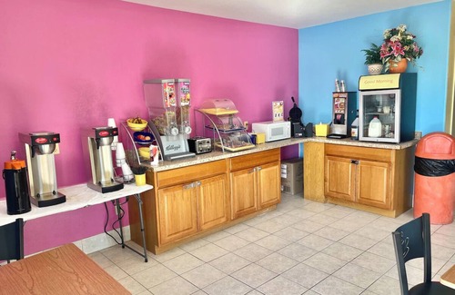 Andrews Hotel | Relaxing Unit in Andrews – King Bed and Parking Access