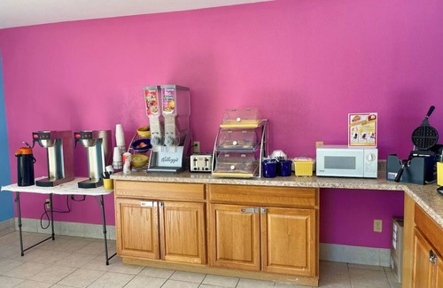 Andrews Hotel | Relaxing Unit in Andrews – King Bed and Parking Access